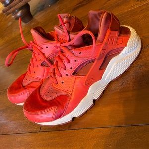 Women’s Nike Air Huarache Size 7